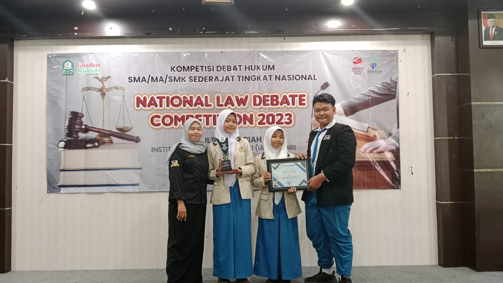 TIM EDS RAIH JUARA 3 DALAM NATIONAL LAW DEBATE COMPETITION